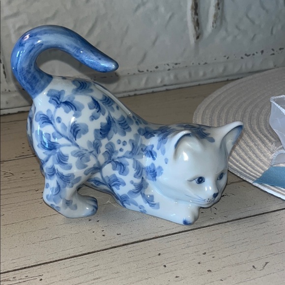 Elegant Blue and White Cat Figurine Bank - Picture 3 of 6